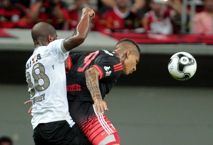 Guerrero culpa calentura por cartões e pede atenção aos árbitros