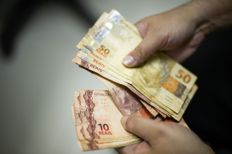 Salário mínimo: com nova regra de reajuste, governo prevê valor de R$ 1.421 em 2024