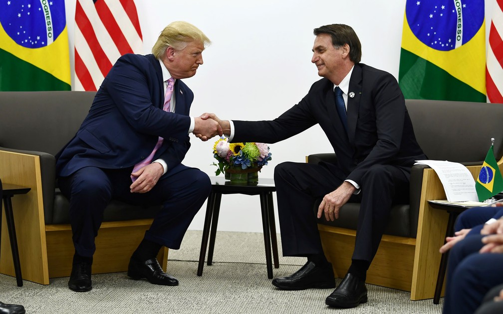 O presidente do Brasil, Jair Bolsonaro, e o presidente dos EUA, Donald Trump, durante reuniÃ£o bilateral em Osaka, no JapÃ£o â?? Foto: Brendan Smialowski / AFP Photo