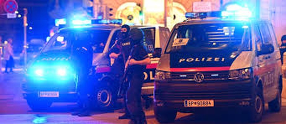 Policiais em ação após tiroteios em Viena, Áustria