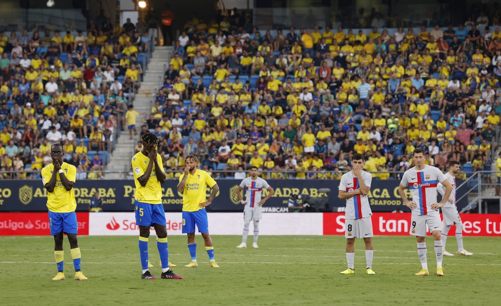 Jogadores de Cádiz e Barcelona durante paralisação — Foto: REUTERS/Marcelo Del Pozo