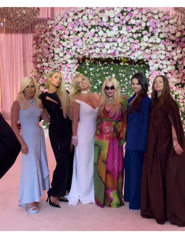 Donatella Versace, Paris Hilton, Britney Spears, Madonna, Selena Gomez e Drew Barrymore (Foto: Reprodução/Instagram)