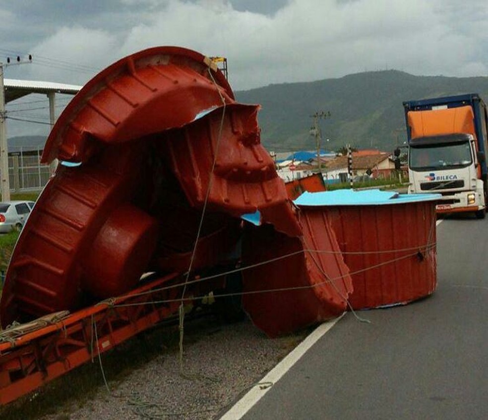 Piscina ficou danificada após cair na BR-101 por causa do vento  (Foto: PRF/Divulgação)