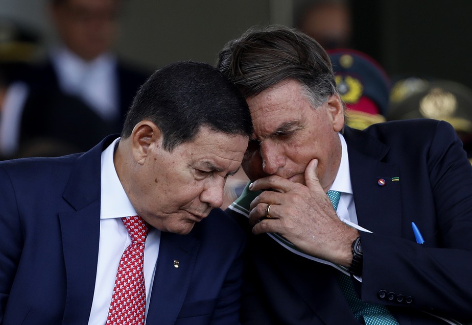 O presidente Jair Bolsonaro conversa com o vice-presidente Hamilton Mourão