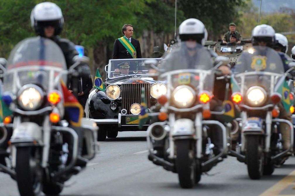 O presidente Jair Bolsonaro no Rolls Royce presidencial enquanto se dirigia ao palanque das autoridades no desfile de 7 de Setembro em Brasília — Foto: Marcello Casal Jr. / Agência Brasil