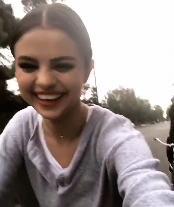 A cantora Selena Gomez se divertindo com amigas em um passeio de bicileta após o término do namoro com The Weeknd (Foto: Instagram)