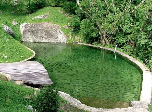 piscina-natural-paisagismo-arquiteto-designer-carlos-motta-casa-de-campo-pedras (Foto: Divulgação)