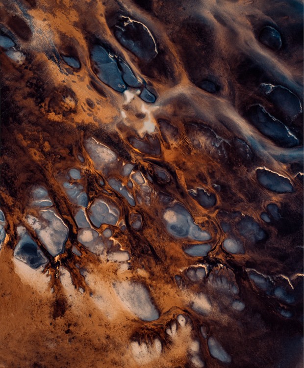 As superfícies ganham buracos, onde o gelo foi derretido. Isso faz com as montanhas sejam recuadas (Foto: Tom Hegen/ Reprodução)