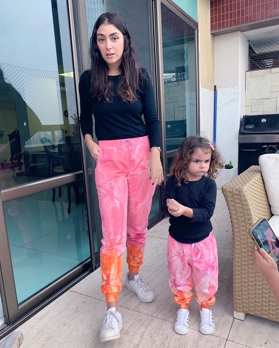 Mariana Uhlmann e sua filha Maria, de 3 anos, combinam look neste domingo (Foto: Reprodução/Instagram)
