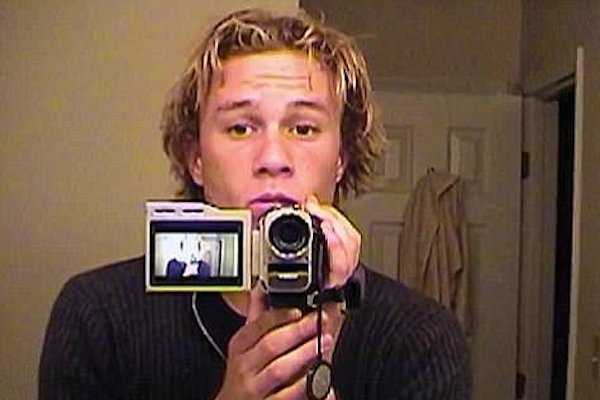 O ator Heath Ledger em cena de documentário sobre sua vida (Foto: Reprodução)
