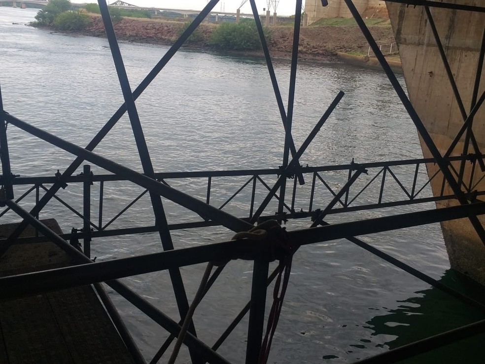 Estrutura metálica em que os homens trabalhavam em usina de Três Lagoas (MS) — Foto: 5° GBM/Divulgação