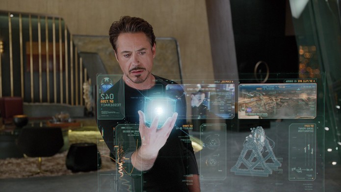 Tony Stark manipula computadores e seu assistente virtual Jarvis em 'Home de Ferro' (Foto: Divulgação/Marvel)
