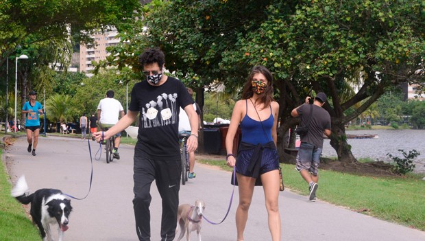 Tammy di Calafiori e o namorado passeiam usando mascaras, no Rio (Foto: Webert Belicio / Agnews )