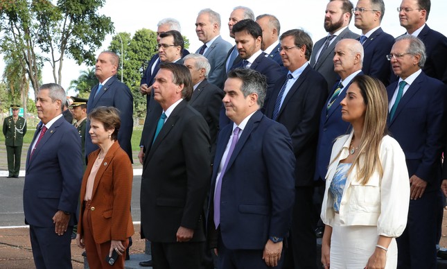 Bolsonaro e ministros no Alvorada. Dos quatro da primeira fila, três estão de saída