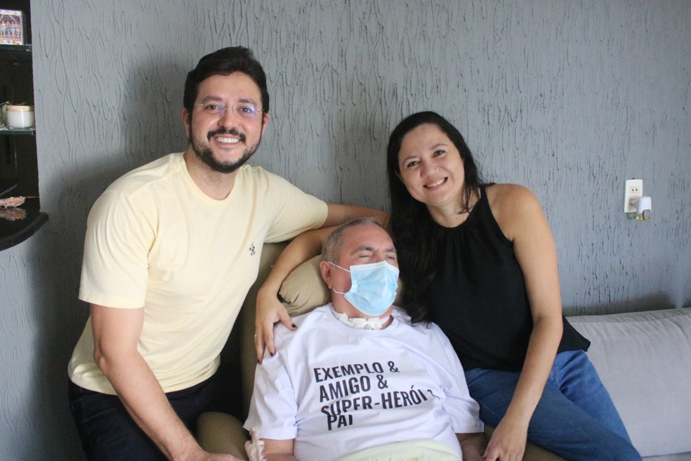 Dia dos pais: filhos cuidam de idoso com síndrome não identificada em Teresina — Foto: Ilanna Serena/g1