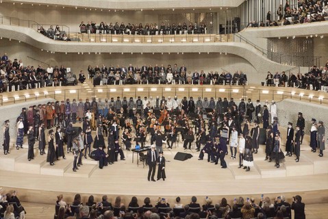 A Chanel viaja para Hamburgo, terra natal de Karl Lagerfeld, e apresenta a coleção Métiers d'Art na Elbphilharmonie