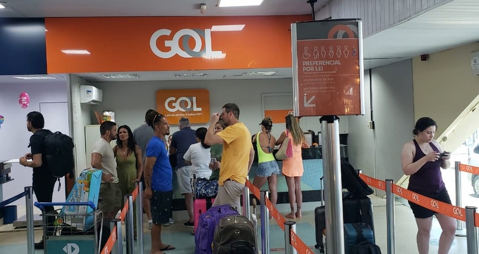 Imagem de arquivo mostra clientes da Gol esperando por voo para deixar Fernando de Noronha — Foto: Ana Clara Marinho/TV Globo