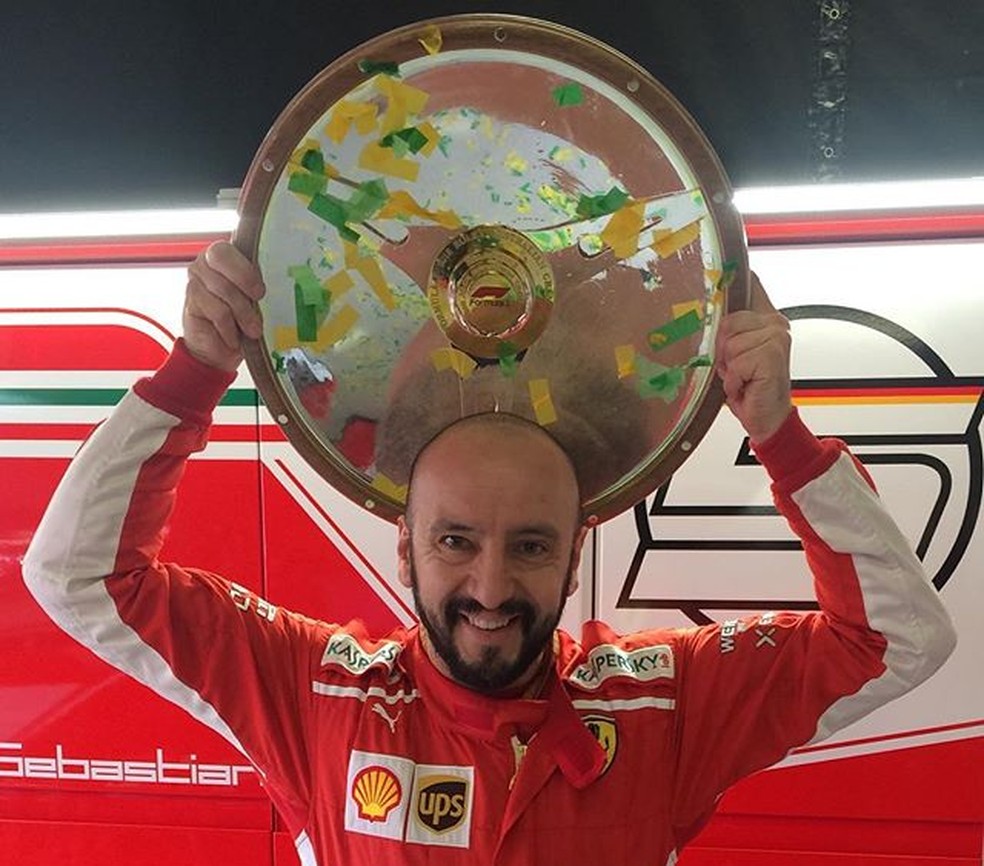 Francesco Cigarini com o troféu pela vitória da Ferrari na Austrália (Foto: Reprodução/rede social)