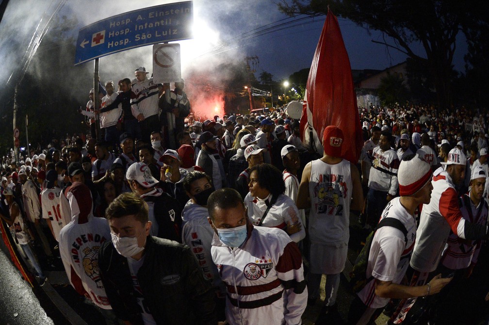 Torcida do São Paulo costuma reclamar do sistema de venda de ingressos para os jogos do time — Foto: Marcos Ribolli