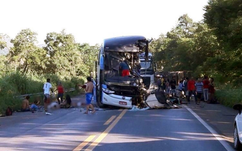  Ônibus e carreta se envolvem em acidente grave na BR-020, em Formosa, Goiás (Foto: PM-DF/Divulgação)