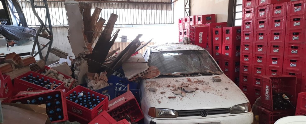 Garagem de bar também foi invadida por carreta  — Foto: Anderson Camargo /Tv Tem