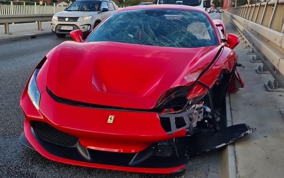 Ferrari F8 Tributo batida