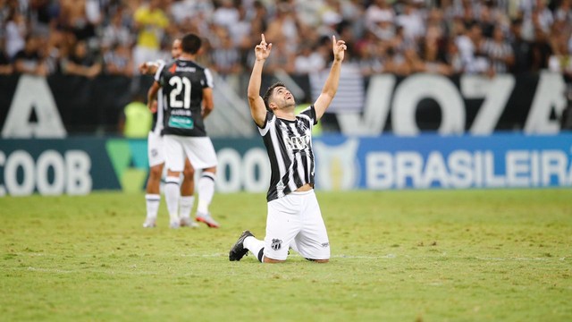 Felipe Baxola comemora o gol de empate do Ceará