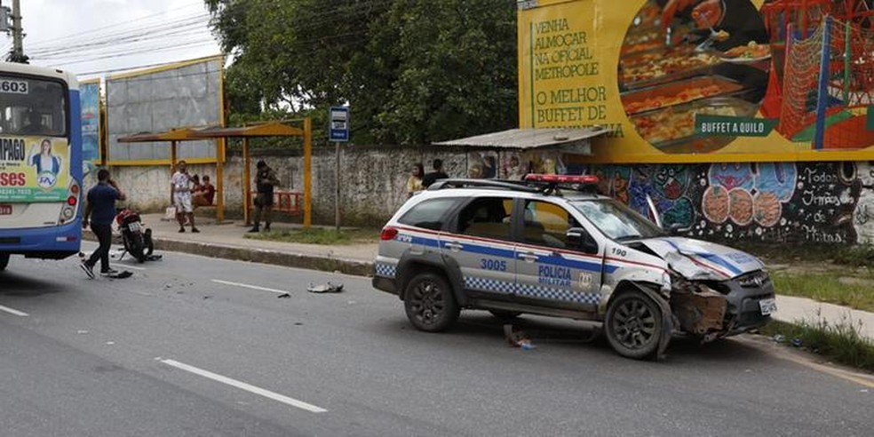 Viatura e moto ficam destruÃ­das apÃ³s acidente. â€” Foto: Ivan Duarte / O Liberal