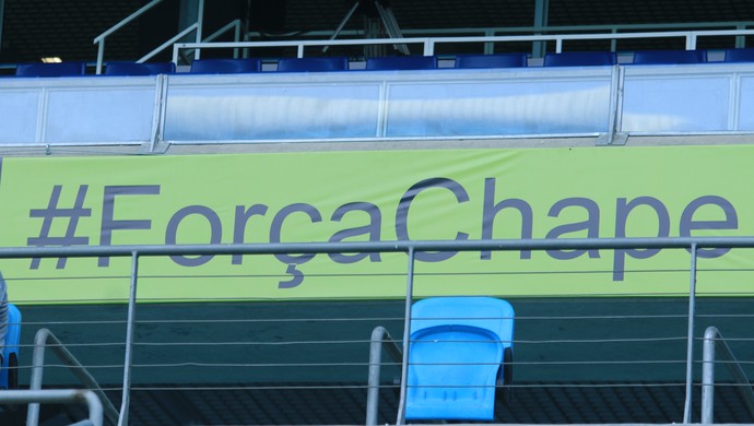 Arena do Grêmio recebe faixas de homenagem à Chapecoense para final