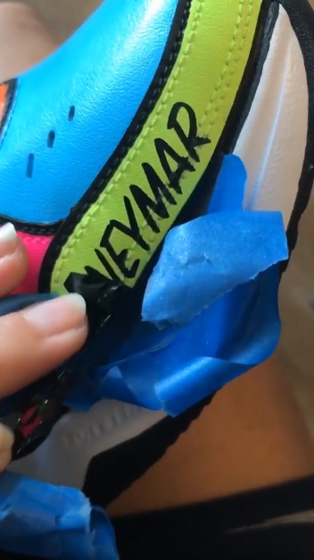 O nome de Neymar sendo pintado nos tênis (Foto: Reprodução/Instagram)