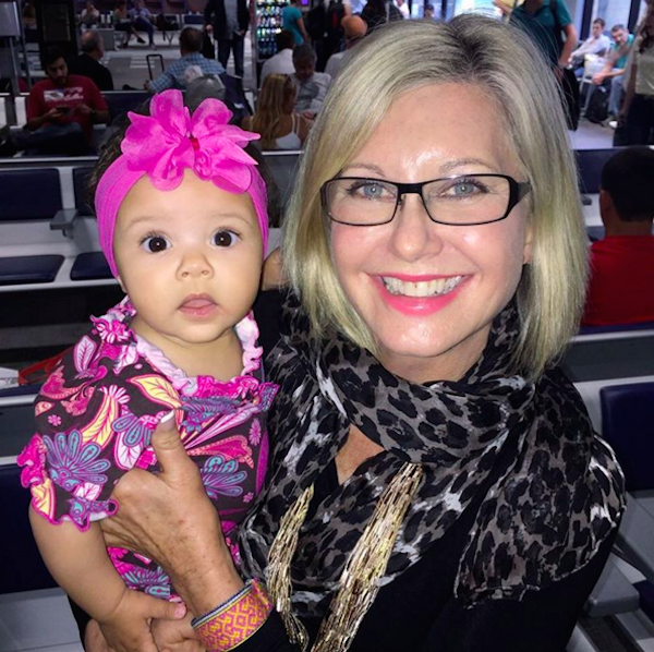 Olivia Newton-John com um bebê em foto no Instagram da filha (Foto: Instagram)