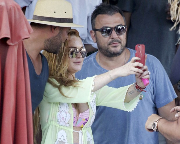 Lindsay Lohan faz selfie com amigos (Foto: The Grosby Group)