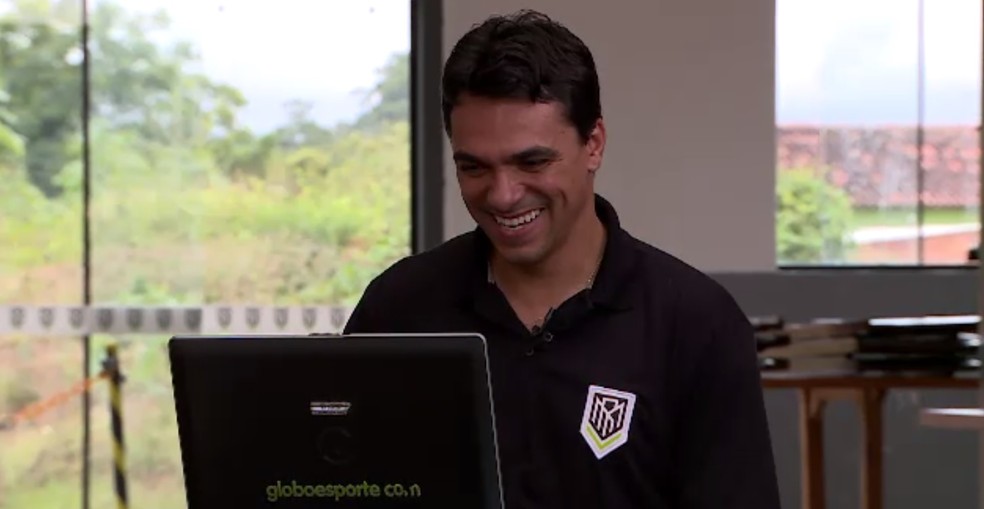 Rodrigo assiste aos lances da partida e revive emo&ccedil;&otilde;es &mdash; Foto: Julio Aguiar