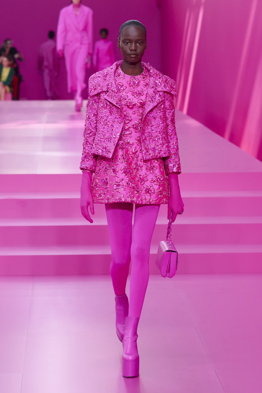 Valentino: pink em todas as peças da coleção outono/inverno 2022-2023, desfilada em janeiro deste ano — Foto: divulgação