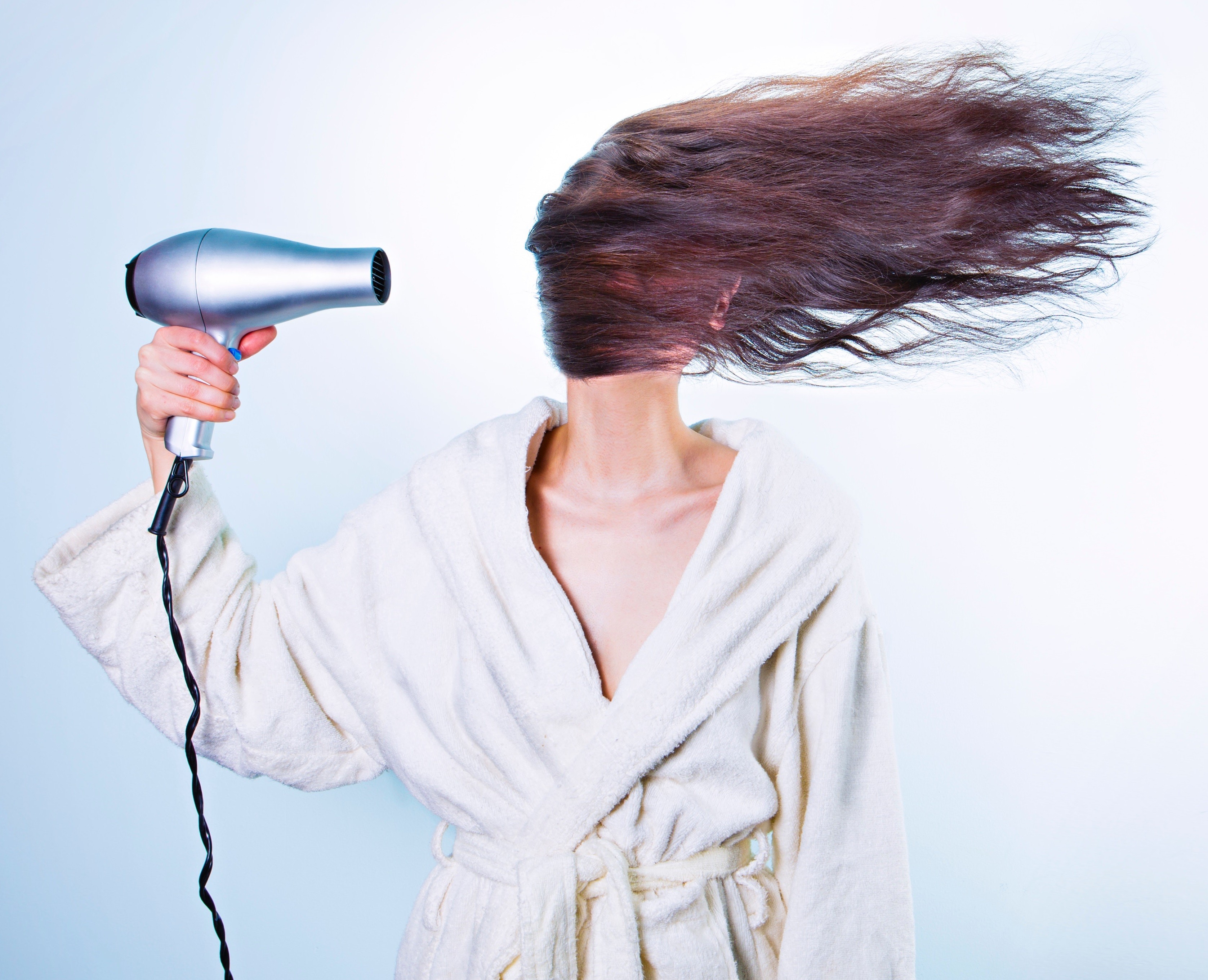 Mulher secando o cabelo (Foto: Pexels)