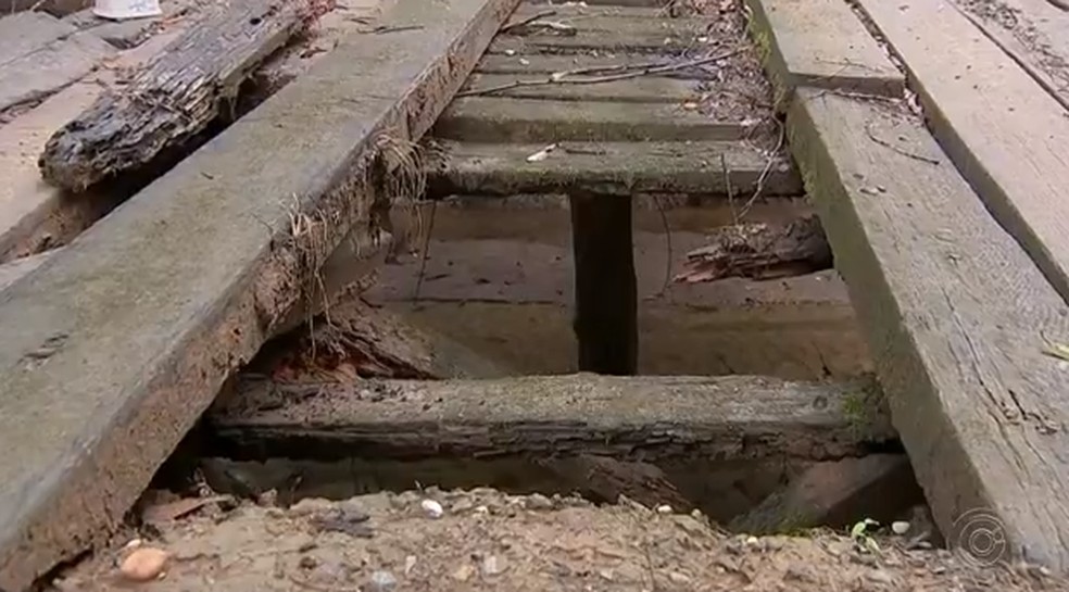 Ponte interditada causa transtorno a moradores da Ã¡rea rural de Itapetininga â€” Foto: ReproduÃ§Ã£o/TV TEM