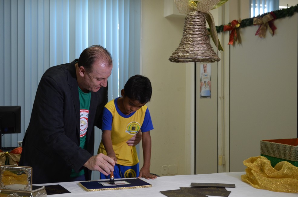 Davi carimbou o selo da Campanha Papai Noel dos Correios (Foto: Hosana Morais/G1)