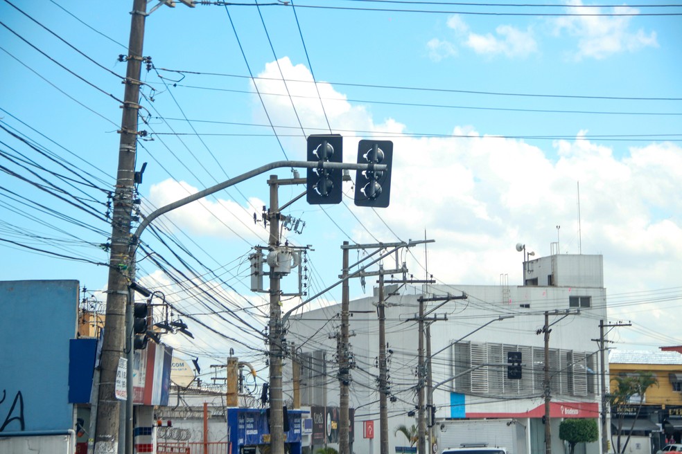  Semáforos e postes de luz na Avenida Mutinga, em São Paulo. — Foto:  CESAR CONVENTI/FOTOARENA/ESTADÃO CONTEÚDO