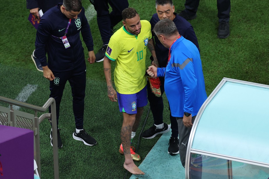 Neymar desceu para o túnel já sem a chuteira no pé direito, sem cumprimentar a torcida