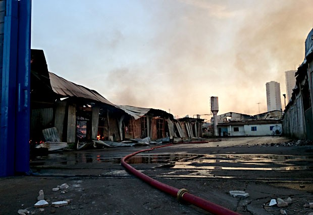 Incêndio atinge lojas e destrói 15 carros em Taguatinga, no DF