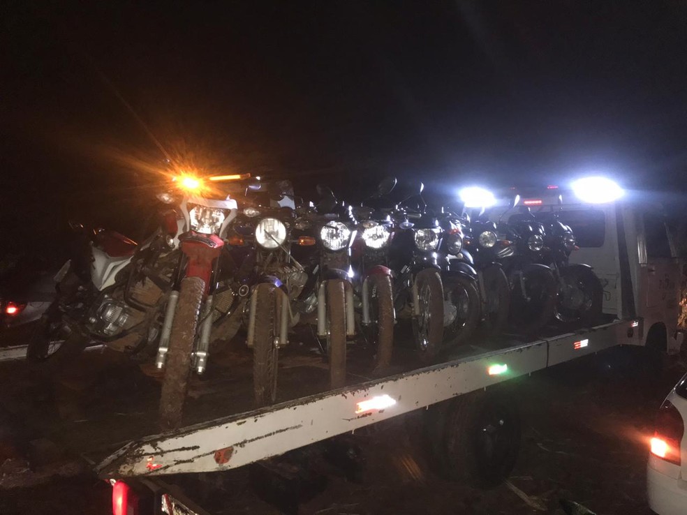 Seis carros e 20 motocicletas foram apreendidos na festa no milharal — Foto: Polícia Militar de Mato Grosso/Assessoria