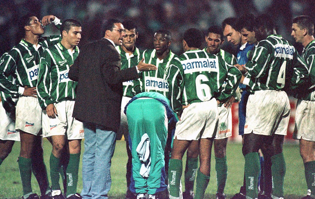 Luxemburgo conversa com elenco cheio de estrelas do Palmeiras em 1996 — Foto: Arquivo / Agência Estado