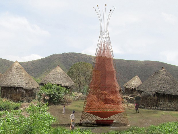 Comunidade recebe torre que transforma ar em água potável (Foto: Divulgação/Architecture and Vision)