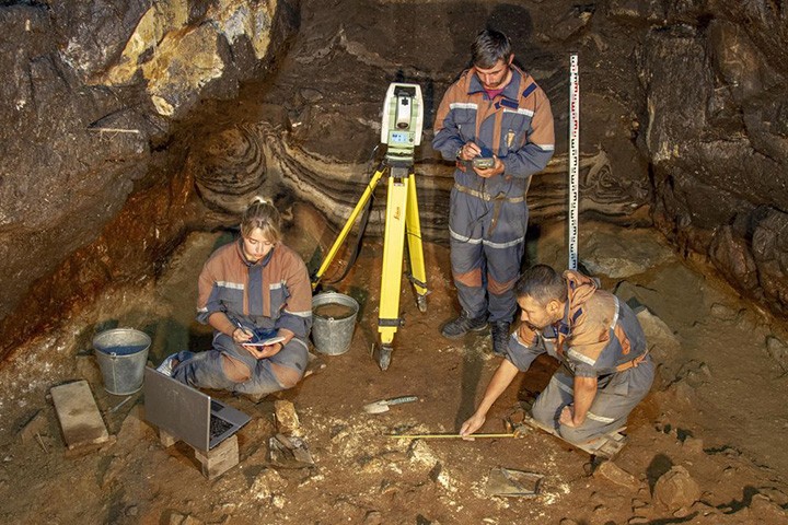 Arqueólogos analisam a caverna de Denisova (Foto: Novosibirsk Institute of Archeology and Ethnography)