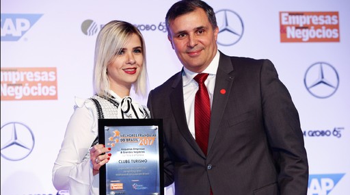 Ana Virginia Falcão, da Clube Turismo, é premiada por Evandro Cunha, da Mercedes-Benz