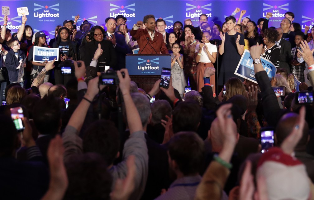 Apoiadores da nova prefeita aguardavam com ansiedade o resultado da eleição — Foto: Nam Y. Huh/AP