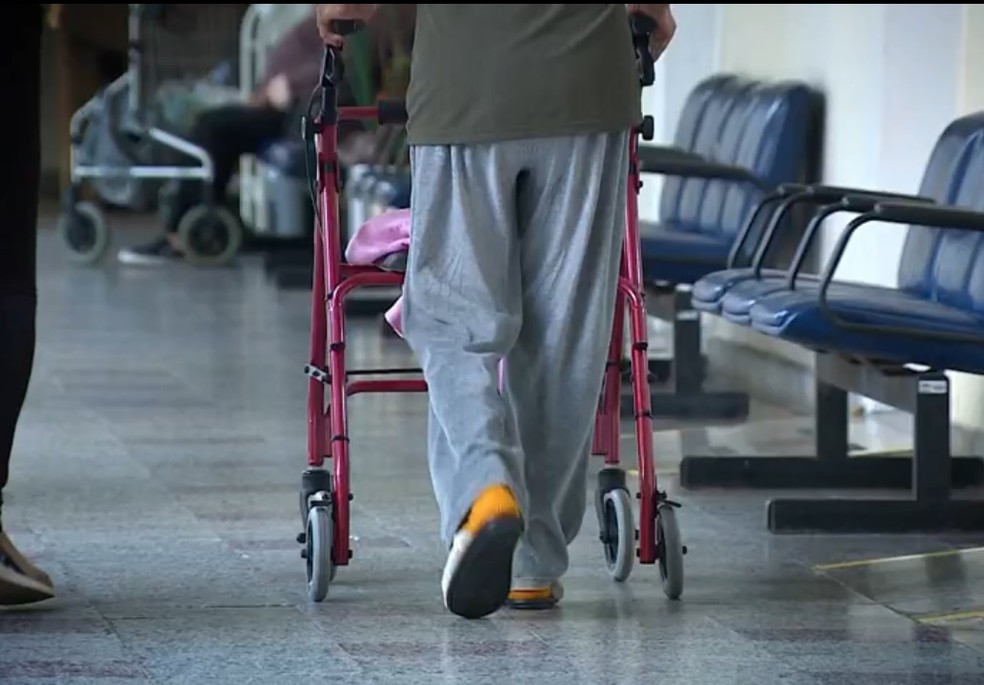 Idoso caminha em corredor de hospital — Foto: Reprodução/RBS TV