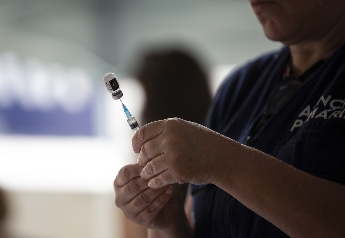 Covid-19: vacina da AstraZeneca chega &agrave;s cl&iacute;nicas particulares nesta ter&ccedil;a-feira