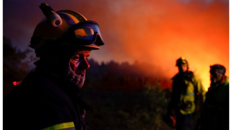 Bombeiros trabalham em incêndio no sul da França (Foto: Sarah Meissonier via BBC News)