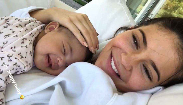 A socialite Kylie Jenner com a filha (Foto: Instagram)